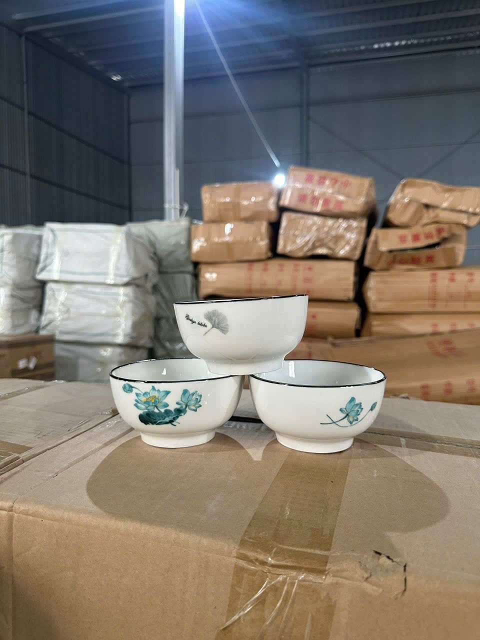 20241122_nOG4y1FPq0 Bát sứ ăn cơm size 4.5 – Họa tiết sen xanh sang trọng, an toàn sức khỏe (Kiện 90 cái, hàng nguyên kiện)