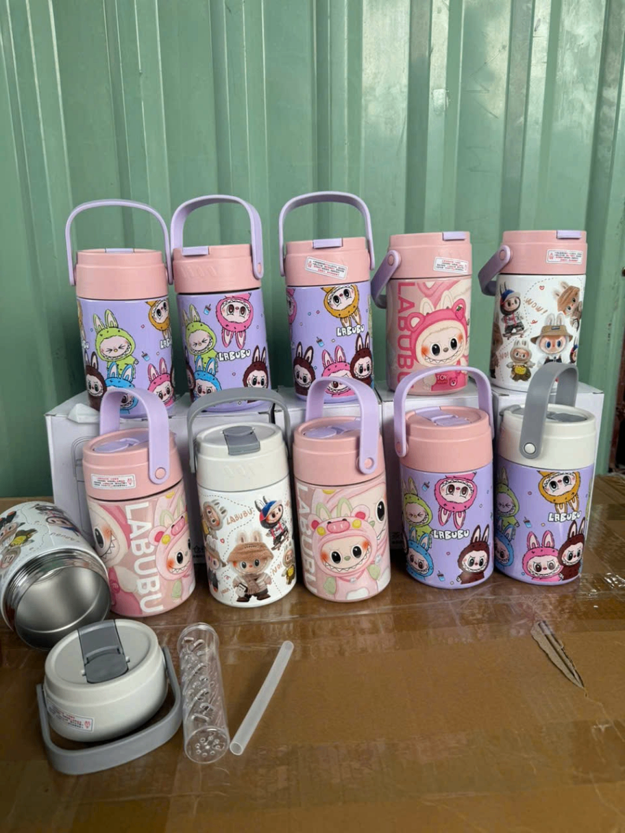 20250220_c58hNKuxDO Bình giữ nhiệt Labubu có quai xách tiện lợi Tmark (Kiện 50 cái)