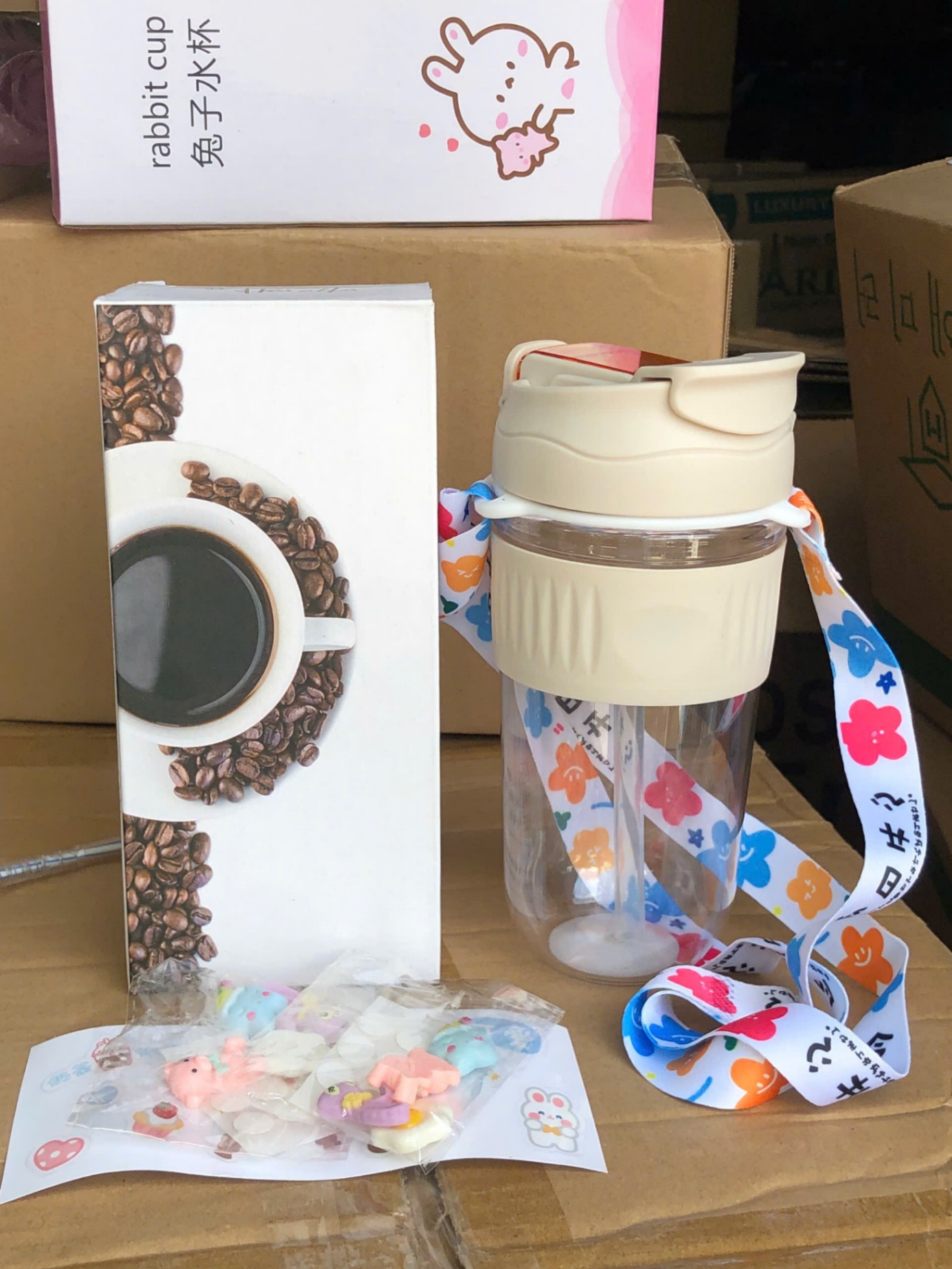 20250509_hHpAE51puj Bình đựng nước có dây đeo kèm sticker (Kiện 50 cái)