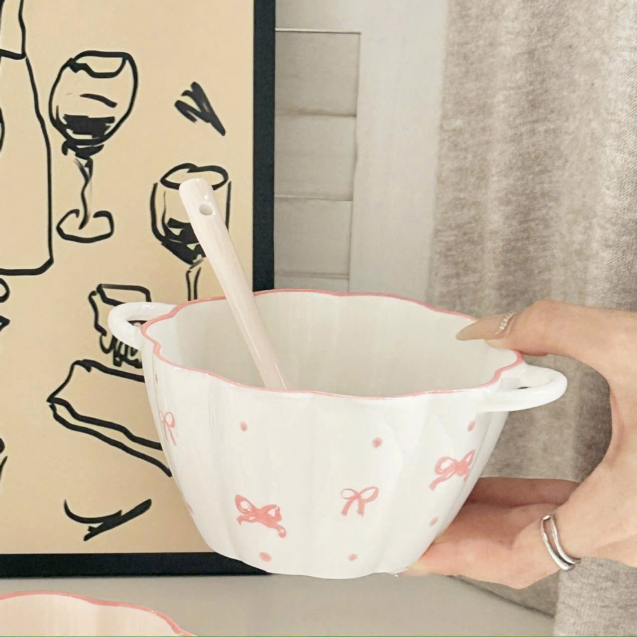 20250815_TNBHKAxe21 Bát sứ kèm thìa hình nơ size 6.5 (Kiện 80 bộ)