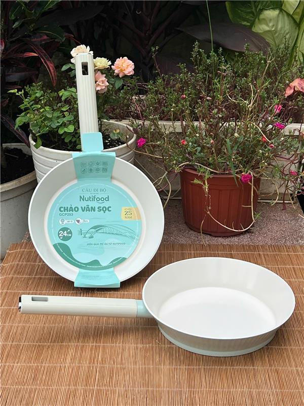 20250912_eZ3sC5Z4yc Chảo chống dính vân sọc 24cm Nutifood (Kiện 20 cái)