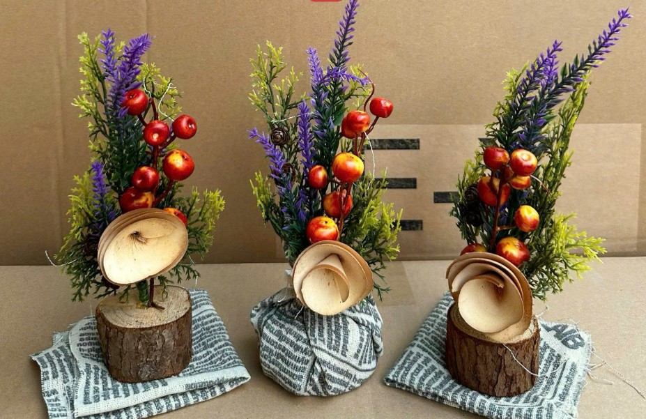 20251026_3ux0rJhZ5R Cây thông trưng bày noel gỗ