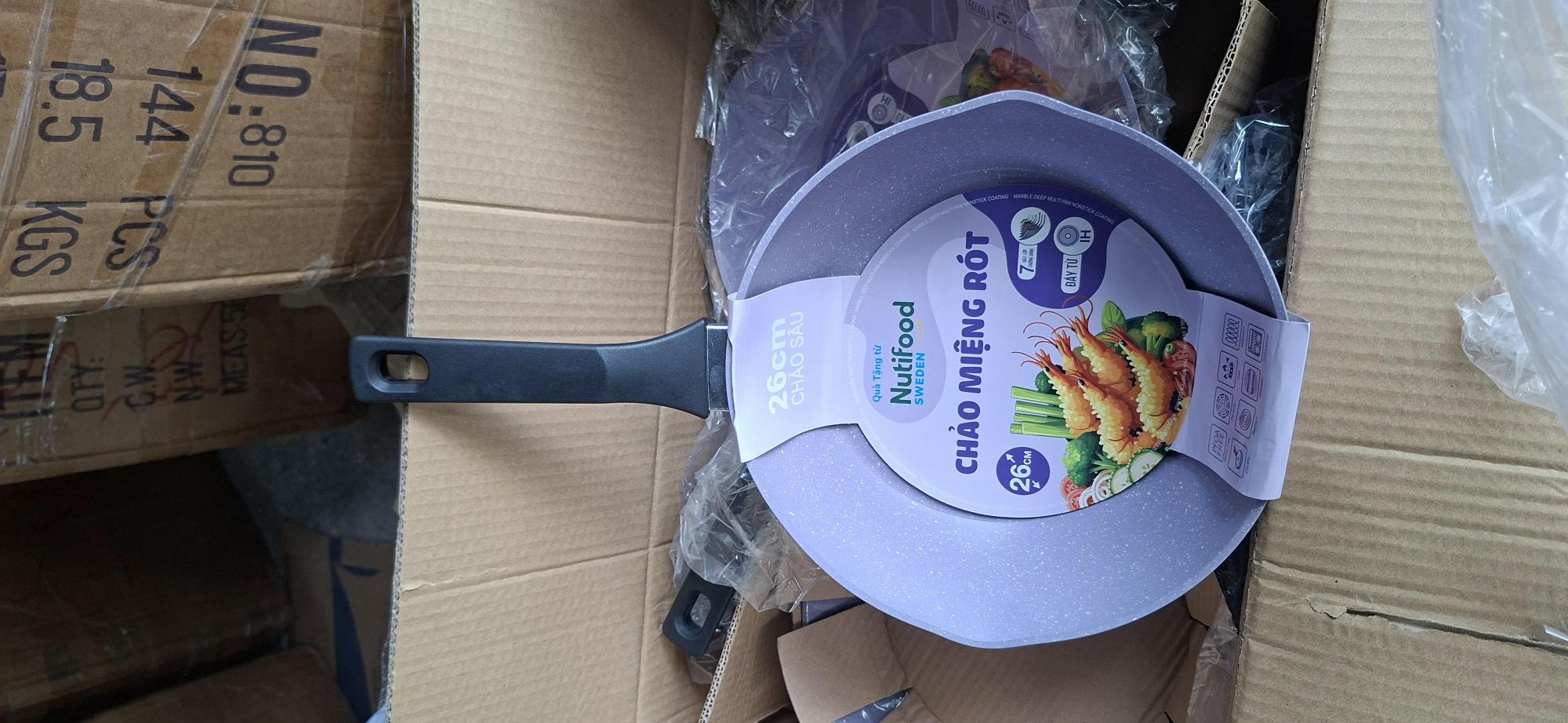 Chao-mieng-rot-26cm-hkm-Nutifood-Kien-40-cai-_Phuong-tien-truyen-thong-1 Chảo miệng rót, sâu lòng Greencook 26cm Tmark (Kiện 40 cái)